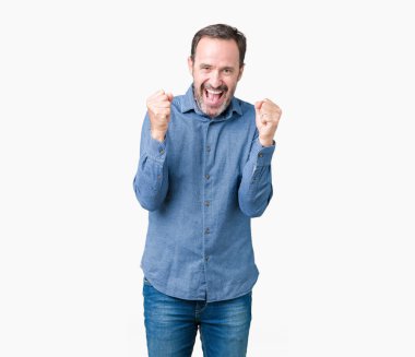 İzole arka plan kutlama üzerinde zarif komuta sizde yakışıklı orta yaş şaşırttı ve başarı için kaldırdı kollarını açarak hayret ve gözleri açık. Kazanan kavramı.