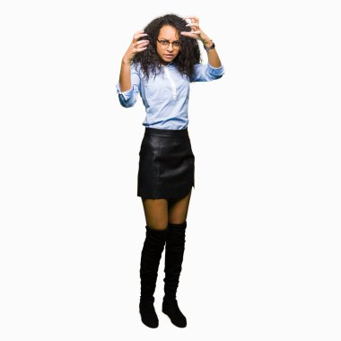 Genç güzel iş kız kıvırcık saçlı gözlüklü öfke ile sinirli bağırarak eller boğazlamak istiyor deli bağırıyor