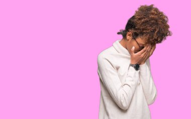 Güzel genç Afro-Amerikan kadın üzerinde gözlük takan arka plan üzgün ifade yüz eller ile ağlayarak süre kapsayan ile izole. Depresyon kavramı.