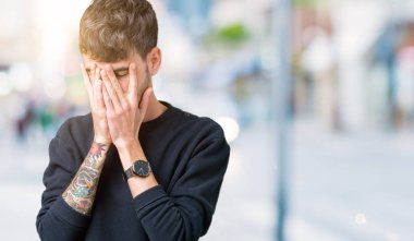 Yakışıklı delikanlı yüzünü elleri ile ağlayarak süre kapsayan üzgün ifade ile izole arka plan üzerinde. Depresyon kavramı.