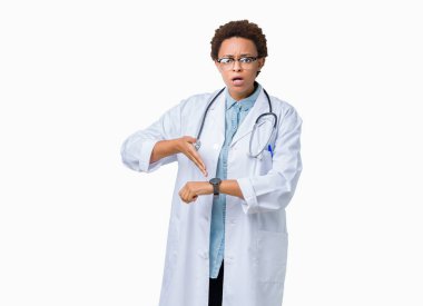 İşaret seyretmek zaman, sabırsızlık, üzgün ve kızgın için son tarih gecikme için acele arka plan üzerinde tıbbi ceket giyen genç Afro-Amerikan doktor kadın izole