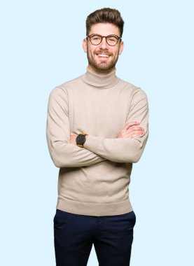 Genç yakışıklı iş adamı ile gülümseyen bardakları mutlu yüz giyen silah kameraya bakarak geçti. Olumlu bir kişi.