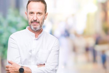 Orta yaş yüzünde ciddi bir ifade ile izole arka plan üzerinde ağarmış komuta sizde. Basit ve doğal kameraya bakıyor.