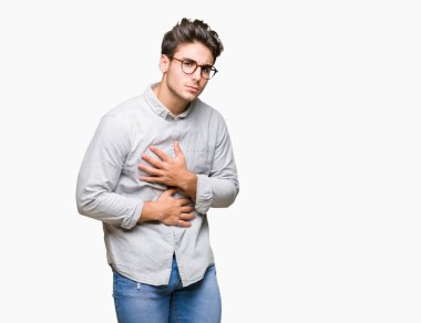 Yakışıklı delikanlı üzerinde gözlük takan izole mide üzerinde el ile arka plan çünkü hazımsızlık, ağrılı hastalık hasta hissediyor. Ağrısı kavramı.