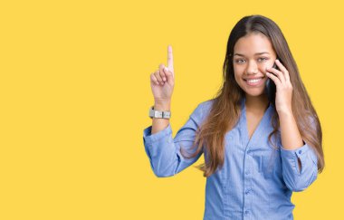 Genç güzel esmer iş kadın Smartphone'da söz arka plan bir fikir ya da soru işaret parmağı gülen yüz, bir numara ile sürpriz izole