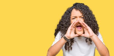 Eller genç güzel kadın kıvırcık saçlı kızgındım yüksek sesle bağırarak beyaz t-shirt giyen ağzına