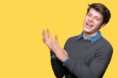 Genç yakışıklı zarif adam izole üzerinde arka plan Clapping ve mutlu ve neşeli, gururlu gülümseyen birlikte eller alkış