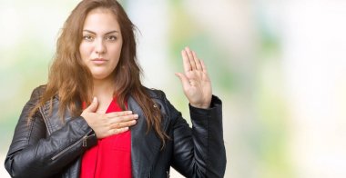 Artı boyutu genç kadın güzel üzerinde bir moda deri ceket giyiyor izole arka plan göğüs ve bir sadakat sözü yemin yapma avuç, el ile küfür