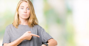 Acele işaretleme izlemek için zaman, sabırsızlık, üzgün ve kızgın son tarih gecikme için izole arka plan üzerinde büyük boy rahat t-shirt giyen güzel genç kadın