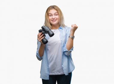 Duygu tezahürat dürbün gurur çığlık ve zafer ve başarı çok heyecanlı, kutluyor izole arka plan üzerinde tutan genç beyaz kadın