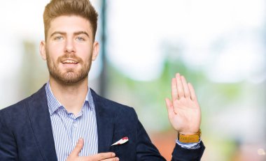 Genç yakışıklı bussines dostum Swearing göğüs ve avuç el ile bir sadakat sözü yemin yapımı