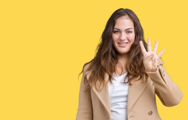 Parmakları ile dört kendinden emin ve mutlu gülümseyerek süre güzel artı boyutu genç kadın giyiyor kış ceket ve yukarıyı gösteren izole arka plan üzerinde numara.