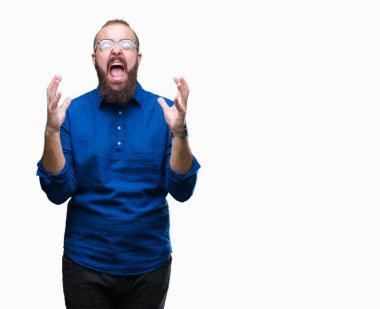 Üzerinde gözlük takan Genç beyaz hipster adam arka plan deli izole ve deli bağırarak ve agresif ifade ve silah kaldırdı bağırıyor. Hayal kırıklığı kavramı.