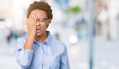 İzole arka plan üzerinde genç güzel Afrikalı Amerikan iş kadını, el ile yarım yüz, göz ve ağız kapsayan yorgun esneme. Yüz acı acıyor.