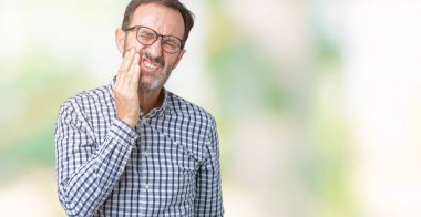 Diş ağrısı veya dişlerde dişlerle ilgili hastalık nedeniyle ağız acı ifadesi ile el ile dokunmak izole arka plan üzerinde gözlük takan yakışıklı orta yaş zarif üst düzey iş adamı. Diş hekimi kavramı.