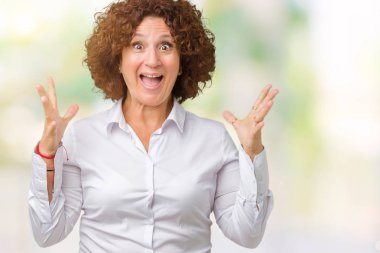 Güzel orta ager üst düzey businees kadın deli kutluyor arka plan izole ve başarı için kaldırdı kollarını açarak hayrete ve heyecanlı çığlık gözleri açık. Kazanan kavramı