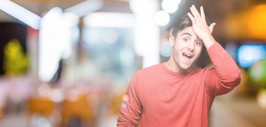 Yakışıklı delikanlı izole arka kafasına hata için el ile sürpriz üzerinde hata hatırlıyorum. Unuttum, kötü bellek kavramı.