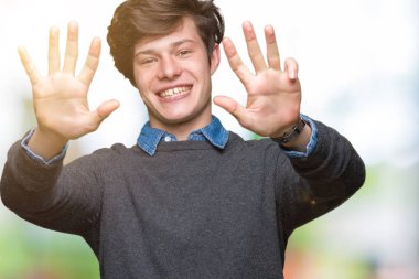 Izole arka plan üzerinde genç yakışıklı zarif adam gösteren ve parmakları ile işaret ederken emin ve mutlu gülümseyerek dokuz numara.