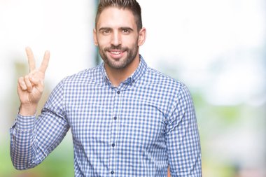 Yakışıklı delikanlı gösterilen ve parmakları ile işaret izole arka plan üzerinde ikincisi ise kendinden emin ve mutlu gülümseyerek.
