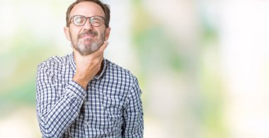 Ağrılı boyun, boğaz grip, kesek ve enfeksiyon dokunmadan yakışıklı orta yaş zarif komuta sizde gözlük izole üzerinde arka plan