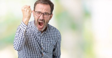 Kızgın arka plan üzerinde gözlük takan yakışıklı orta yaş zarif üst düzey iş adamı izole ve kızgın yetiştirme hayal kırıklığı ve öfke ile bağırarak süre öfkeli yumruk. Öfke ve agresif kavramı.