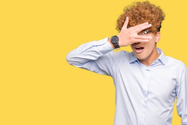 Genç yakışıklı iş adamı ile yüz ve gözler el ile kapsayan şok bakmak gözlük takan afro mahcup ifadeyle parmaklarımın arasından arıyorsunuz.