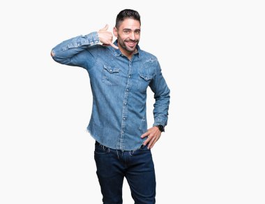 Yakışıklı delikanlı yapıyor gülümseyen izole arka plan üzerinde telefon hareketi ile el ve parmak telefonda konuşuyor gibi. Kavramları iletişim.