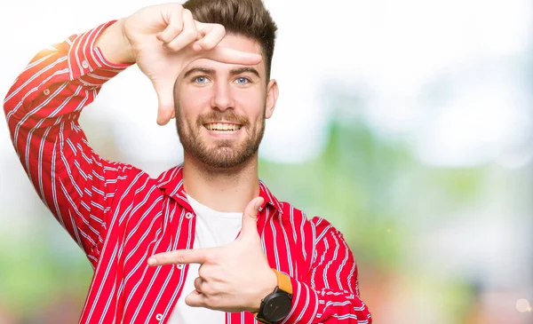 Joven Hombre Guapo Con Camisa Roja Sonriendo Haciendo Marco Con — Foto de Stock