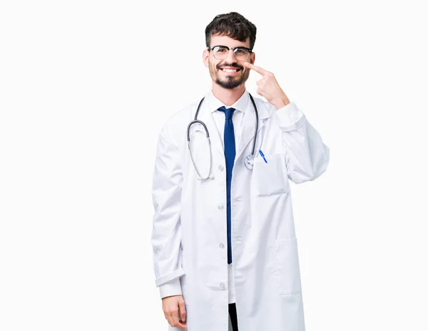 Giovane Medico Uomo Indossa Cappotto Ospedaliero Sfondo Isolato Indicando Con — Foto Stock