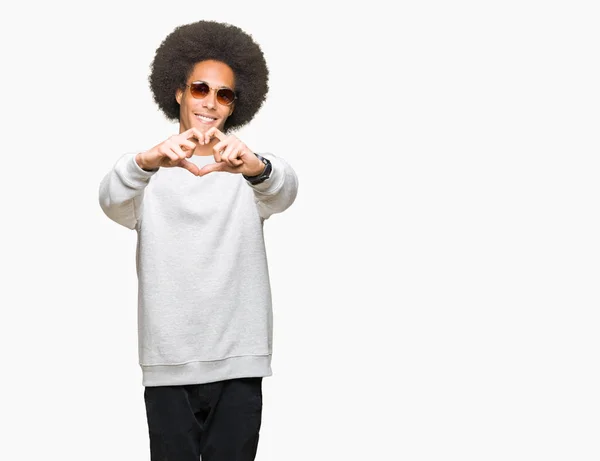 Junger Afrikanisch Amerikanischer Mann Mit Afro Haaren Und Sonnenbrille Der — Stockfoto