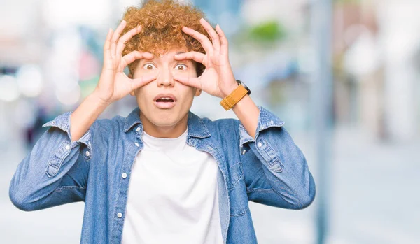 Homem Bonito Jovem Com Cabelo Afro Usando Casaco Ganga Tentando — Fotografia de Stock