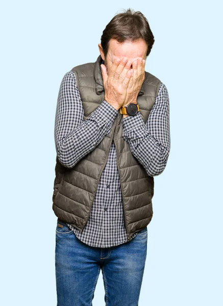 Μέση Ηλικία Όμορφος Άντρας Φορώντας Χειμωνιάτικο Γιλέκο Θλιβερή Έκφραση Καλύπτοντας — Φωτογραφία Αρχείου