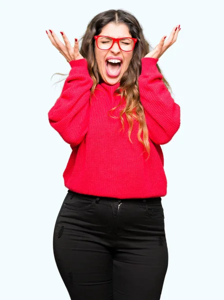 Junge Schöne Frau Mit Roter Brille Die Verrückt Und Erfolgsverrückt — Stockfoto