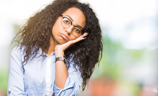 Jeune Belle Fille Affaires Avec Les Cheveux Bouclés Portant Des — Photo