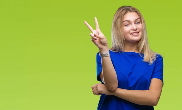 Jonge Kaukasische Vrouw Geïsoleerde Achtergrond Glimlachend Met Blij Gezicht Winking — Stockfoto