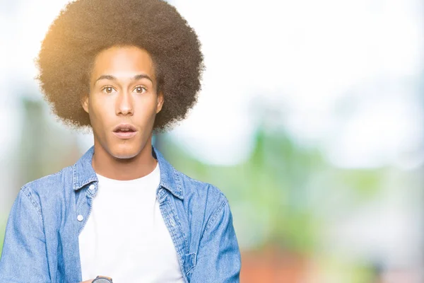 Junger Afrikanisch Amerikanischer Mann Mit Afro Haaren Ängstlich Und Schockiert — Stockfoto