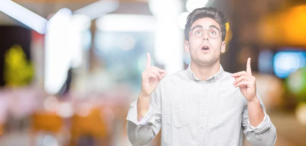 Joven Hombre Guapo Con Gafas Sobre Fondo Aislado Asombrado Sorprendido —  Fotos de Stock