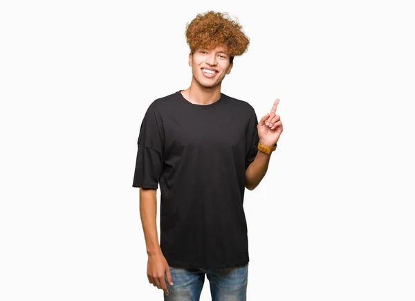 Homem Bonito Jovem Com Cabelo Afro Vestindo Camiseta Preta Com — Fotografia de Stock