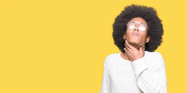 Jovem Afro Americano Com Cabelo Afro Usando Óculos Tocando Pescoço — Fotografia de Stock