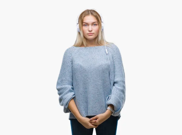 Mujer Caucásica Joven Escuchando Música Usando Auriculares Sobre Fondo Aislado — Foto de Stock