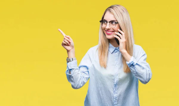 Mladá Krásná Blondýna Obchodních Žena Volá Smartphone Nad Izolované Pozadí — Stock fotografie