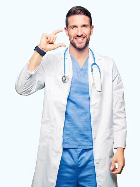 Bonito Médico Homem Vestindo Uniforme Médico Sobre Fundo Isolado Sorrindo — Fotografia de Stock