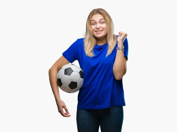 Joven Mujer Caucásica Sosteniendo Pelota Fútbol Sobre Fondo Aislado Gritando —  Fotos de Stock