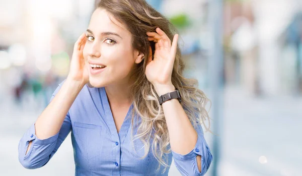 Hermosa Joven Mujer Negocios Rubia Sobre Fondo Aislado Tratando Escuchar — Foto de Stock