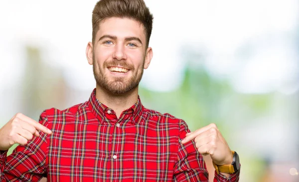 Jonge Knappe Man Zoek Vertrouwen Met Glimlach Het Gezicht Wijzen — Stockfoto