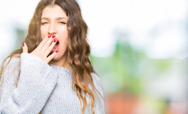 Junge Schöne Frau Winterpullover Gelangweilt Gähnend Müde Mund Mit Der — Stockfoto