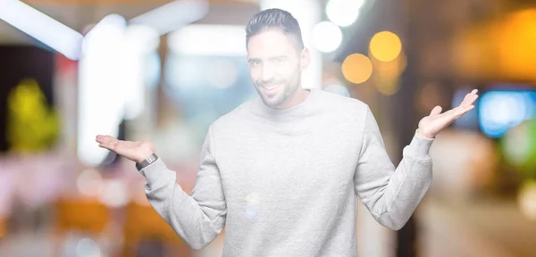 Jovem Bonitão Vestindo Camisola Sobre Fundo Isolado Sorrindo Mostrando Ambas — Fotografia de Stock