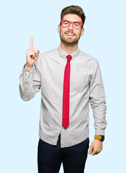 Молодий Красивий Бізнесмен Окулярах Вказує Пальцем Успішну Ідею Вийшов Щасливий — стокове фото