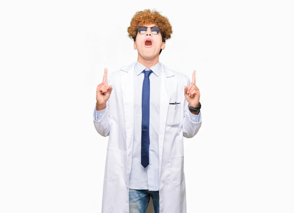 Junger Gut Aussehender Wissenschaftler Der Professionelle Jacke Und Sonnenbrille Trägt — Stockfoto