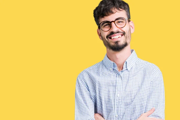 Mladý Pohledný Muž Nosí Brýle Nad Samostatný Pozadí Šťastný Obličej — Stock fotografie